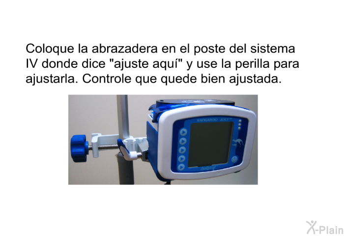 Coloque la abrazadera en el poste del sistema IV donde dice “ajuste aqu” y use la perilla para ajustarla. Controle que quede bien ajustada.