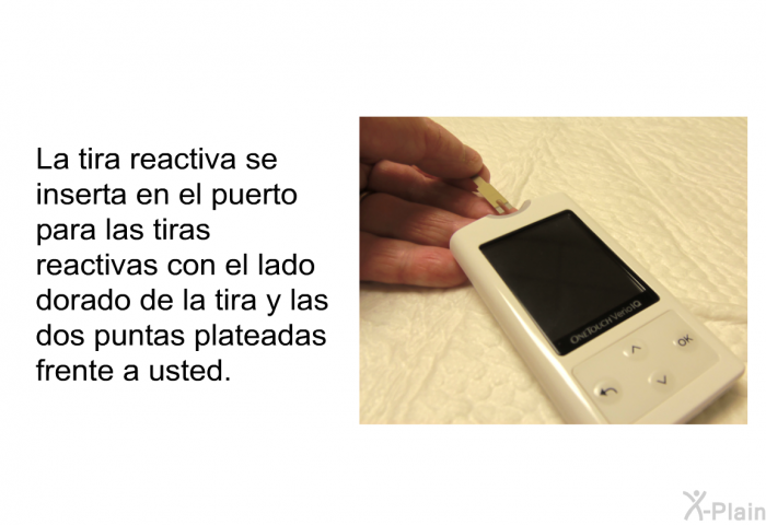 La tira reactiva se inserta en el puerto para las tiras reactivas con el lado dorado de la tira y las dos puntas plateadas frente a usted.